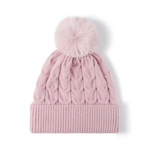 Bonnet en tricot rose pour femme avec pompon en fourrure et motif torsadé chaud