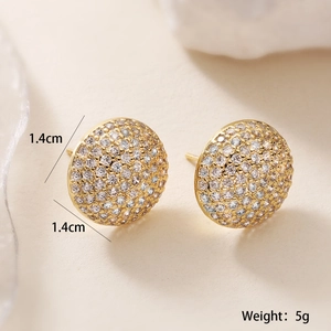 Dettaglio di orecchini geometrici placcati oro 18K con pavé di zirconi da 1,4 cm