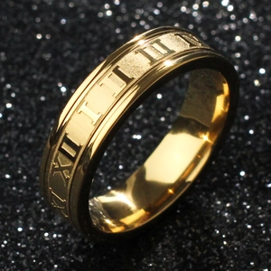 Bague dorée en acier inoxydable avec chiffres romains sur fond de paillettes noires