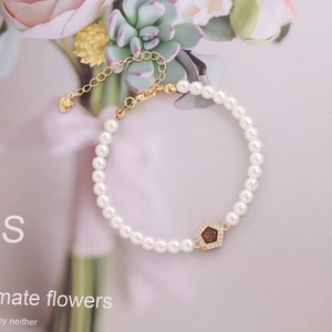 Elegant 18K gold plated pearl bracelet with hexagonal zircon charm and heart pendant