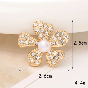 Detalle de dije de flor con perla, medida 2.5x2.6cm y peso 4.4g especificados