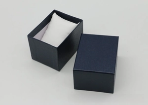Dettaglio della scatola per orologi blu navy con cuscino bianco e trama litchi goffrata