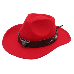 Chapeau de cowboy rouge en feutre à bord large avec ruban brodé et tête de taureau métal
