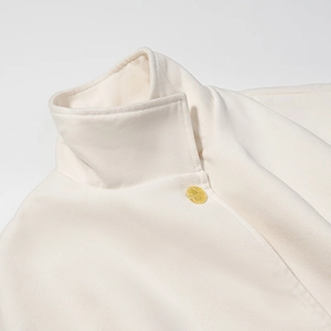 Kurze cremeweiße Wolljacke mit Stehkragen und dekorativen Goldknöpfen für Damen