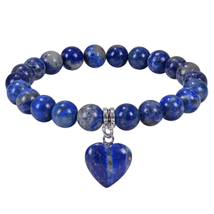 Dettaglio del bracciale con perline di lapislazzuli blu e ciondolo a forma di cuore