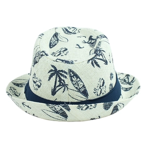 Dettaglio di un cappello di paglia estivo con stampe surf e palme in blu navy