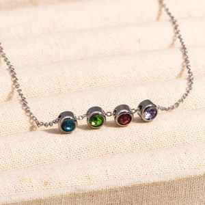 Vue macro du collier géométrique en zircon arc-en-ciel avec pierres multicolores