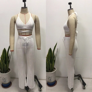 Conjunto de ganchillo blanco con top halter y pantalones anchos de punto calado