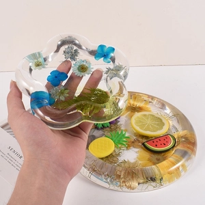 Handmade flower-shaped and round resin jewelry trays with embedded dried flowers
