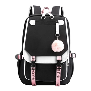 Zaino scolastico nero con bordi bianchi, cinghie rosa e pompon su sfondo bianco