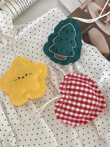 Set van drie schattige stoffen hangers met borduursel in boom-, ster- en hartvorm