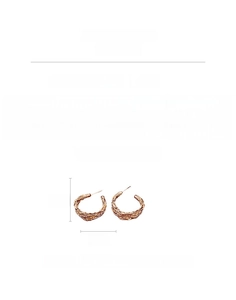 Détails des boucles d'oreilles en C plaquées or 18 carats avec finition texturée et 2,8 cm