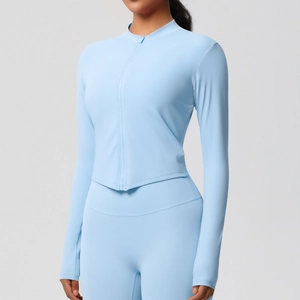 Gros plan sur la fermeture de la veste de yoga et la texture du tissu brossé de qualité