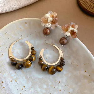 Boucles d'oreilles vintage fleurs résine et créoles dorées perles marron tons de terre