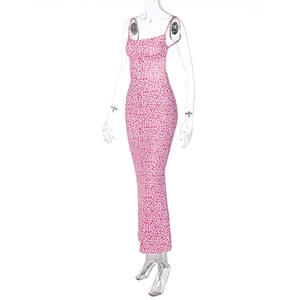 Vue détaillée d'une robe d'été rose avec motif floral rouge et coupe ajustée