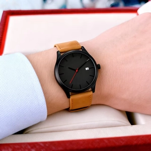 Détails d'une montre à quartz minimaliste pour hommes avec cadran noir et bracelet cuir