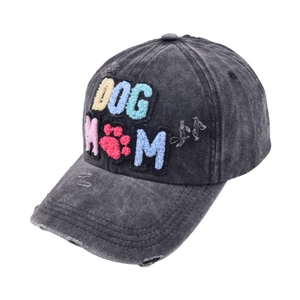 Détails de la broderie chenille DOG MOM et finitions usées sur la casquette en coton
