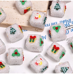 Dettaglio macro di cubetti natalizi in resina per fai-da-te con motivi Babbo Natale