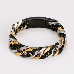 Dettaglio del bracciale a catena cubana in acciaio inossidabile con maglie nero oro e argento