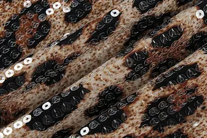 Dettaglio del tessuto leopardato con paillettes trasparenti e trama vintage a trapezio