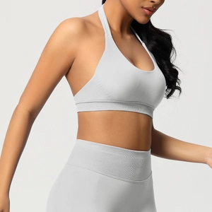 Détails macro du soutien-gorge de sport dos nu gris clair sans couture et legging de yoga