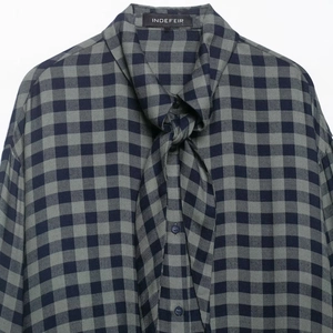 Camicia a quadri da donna con fiocco al collo in tessuto grigio scuro e blu navy