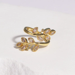 Détail de la bague feuilles croisées dorées sertie de zircons brillants et élégants