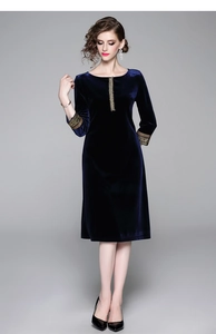 Dettaglio del ricamo vintage sullo scollo dell'abito in velluto blu scuro