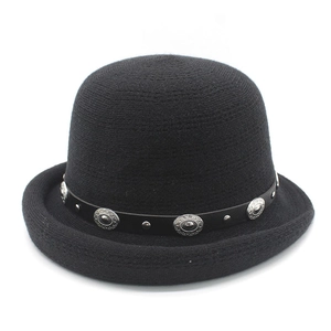 Chapeau melon noir élégant pour femme avec ceinture en cuir cloutée et boucle argentée
