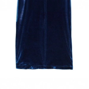 Dettaglio di un elegante abito midi in velluto blu reale dal tessuto raffinato
