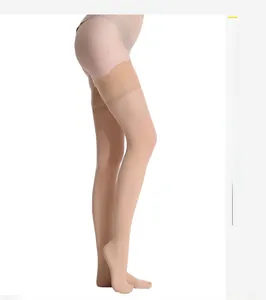 Dettaglio di calze autoreggenti color nudo 80D in velluto con bordo in pizzo elegante