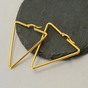 Close-up of geometric triangle earrings in 18k gold-plated stainless steel on stone