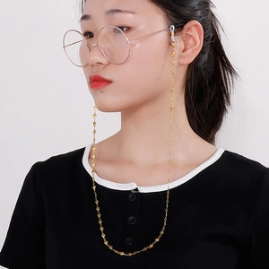 Gros plan d'une chaîne à lunettes dorée en forme de cœur avec boucles en silicone