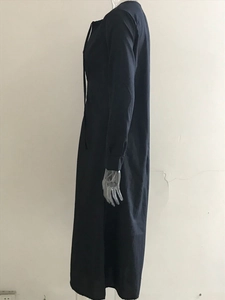 Detalle de vestido camisero negro de manga larga con cuello y lazo en la cintura