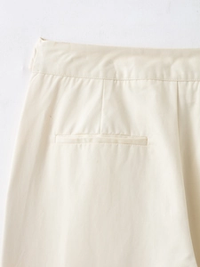 Gros plan détaillé sur le tissu en sergé de coton beige et les coutures de poche