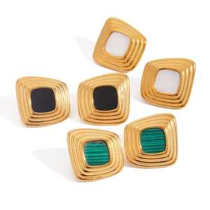 Lot de trois paires de boucles d'oreilles carrées en acier doré avec résine noire blanche verte