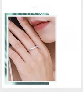 Dettaglio dell'anello in argento S925 con 7 pietre di zirconia rotonde brillanti al dito