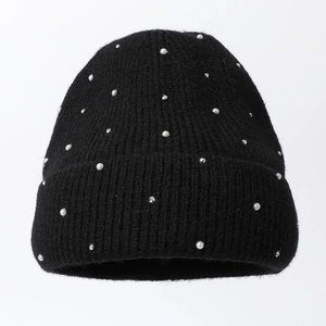 Bonnet en maille côtelée noire pour femme avec perles blanches et strass scintillants