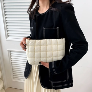 Schicke gesteppte cremefarbene Kosmetiktasche aus leichtem Stoff für stilvolle Damenmode