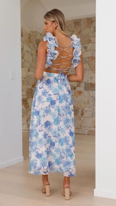 Dettaglio posteriore dell'abito floreale in chiffon con schiena scoperta e lacci