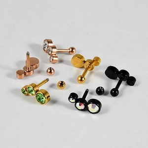 Vue détaillée des clous d'oreilles 16G en acier inoxydable rose doré, or et noir avec cristaux