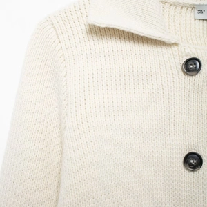 Gilet en maille crème pour femme avec col à revers et détails de boutons à double boutonnage