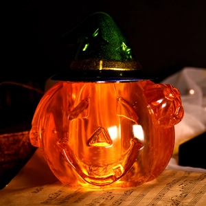 Lanterne citrouille d'Halloween lumineuse avec chapeau de sorcier sur fond musical