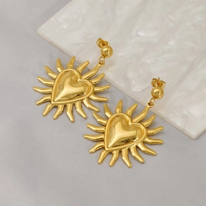 Boucles d'oreilles vintage cœur soleil doré sur tissu en soie et fond en marbre