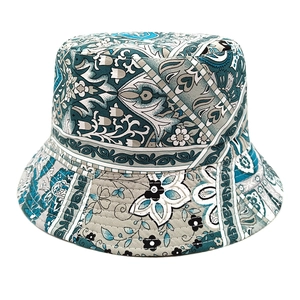 Détail du bob à motif paisley avec coutures renforcées sur le bord du chapeau
