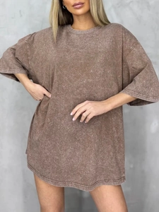 Dettaglio di una t-shirt vintage in cotone lavato con acido con spalle scese e vestibilità ampia