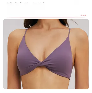 Détail d'une brassière de sport violet foncé avec nœud torsadé et fines bretelles