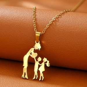 Vergoldete Edelstahlkette mit Mutter-Kind-Herzanhänger als Geschenk zum Muttertag