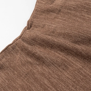 Makroaufnahme der dunkelbraunen Strickstoff-Textur mit weichem Rippstrick-Detail