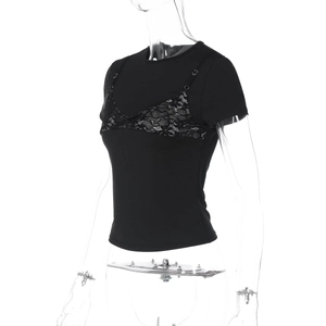 Detailaufnahme von engem schwarzem T-Shirt mit Spitzenbesatz und Lagen-Optik Design